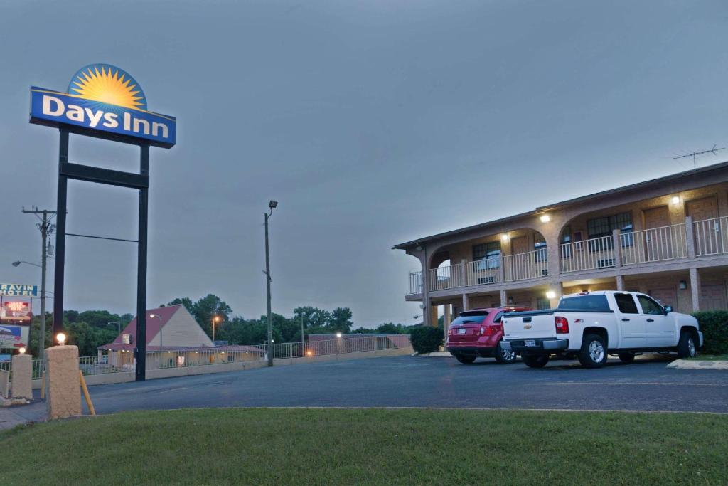 Days Inn by Wyndham Downtown-Nashville West Trinity Lane Main image 1